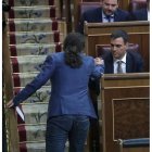 Pablo Iglesias saluda a Pedro Sánchez en el Congreso. ZIPI