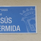 Rótulo de la calle que el Ayuntamiento de Huelva dedica al periodista onubense Jesús Hermida
