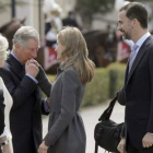 Camila y don Felipe observan cómo besa el príncipe Carlos la mano a doña Letizia.