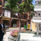 Arsenio García durante su visita a la fuente el pasado lunes. DL