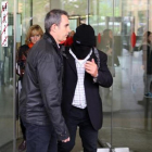 Joaquim Benítez acude a declarar con la cabeza cubierta en la Ciutat de la Justícia, el pasado mes de abril.