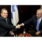 Netanyahu (d), estrecha la mano del líder del partido laborista, Ehud Barak, durante su reunión de a