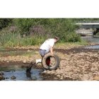 Instantánea presentada al concurso del voluntariado limpiando la basura del cauce del río Boeza, en Folgoso de la Ribera.