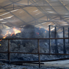 La nave incendiada en Villamol el viernes aún ardía ayer. ACACIO DÍAZ