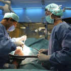 Médicos en un quirófano en un hospital de Barcelona.