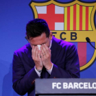 El delantero argentino Lionel Messi, se emociona durante su comparecencia este domingo en el Camp Nou. ANDREU DALMAU