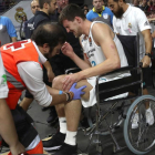 Ognjen Kuzmic abandona la cancha en silla de ruedas tras lesionarse.