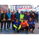 La trail nocturna tuvo como salida y meta para las dos categorías a la capital maragata. En la carrera ‘grande’ de 22 kilómetros el mejor fue el leonés Pablo Villa. DL/MÓINICA PÉREZ