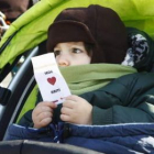 Un niño, con una pegatina alusiva.