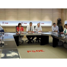 El secretario general del PSOE, Pedro Sánchez, junto a la presidenta del partido, Micaela Navarro, y el secretario de Organización, César Luena, durante la reunión de la Ejecutiva Federal, en la sede de la calle Ferraz.