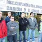 Los representantes de los trabajadores de Vitro Cristalglass en La Rozada, ayer ante la sede de la f