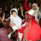 Baltasar saluda a uno de los pequeños de Cistierna