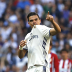 El defensa portugués del Real Madrid Pepe celebra su gol marcado ante el Atlético de Madrid durante el partido correspondiente a la trigésimo primera jornada de LaLiga Santander disputado en el estadio Santiago Bernabéu.