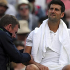 Djokovic recibe tratamiento en el codo en su partido ante Berdych en Wimbledon