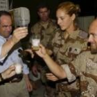 El ministro de defensa, José Bono, brinda con las tropas españolas