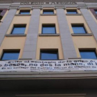 El Colegio de Médicos de León recuerda, con una pancarta, medidas para evitar contagios.