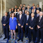 La nueva corporación provincial el día de su toma de posesión, en la escalerilla del Palacio de los Guzmanes