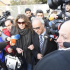 La madre de Nadia, Margarita Garau, entra en los juzgados de La Seu d'Urgell.