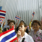 Ciudadanos se manifiestan contra el Gobierno, este domingo en Bangkok.