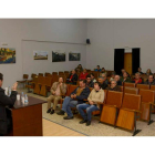 Guillermo García junto a Lisandro García, ayer en Sahagún con los alcaldes de la zona.