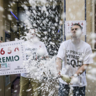 Un lotero de Málaga celebra el año pasado la venta del primer premio. JORGE ZAPATA