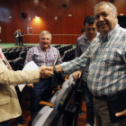 Quico Veiga, del Universidad de Oviedo (izquierda), y el representante de la Cultural en el sorteo, Segundo Martínez, se saludan.
