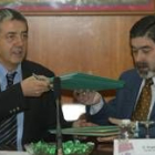 Miguel Martínez y Ángel Penas durante la firma de dos convenios de colaboración