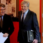 Los ministros Ínigo Méndez de Vigo y  Álvaro Nadal acudiendo a la rueda de prensa posterior a la reunión del Consejo de Ministros.