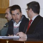 El acusado, en el centro de la imagen, ayer, en el juicio.