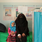 Una paciente y su hija en  el centro de salud Al-Marbo, en Yemen, apoyado por Save the Children.