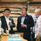 El primer ministro británico se ha llevado al presidente chino a tomar unas pintas de cerveza a un pub.