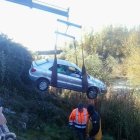 Rescate del coche que cayó al Bernesga