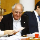 Rosa Fernández y Manuel Arias dialogan mientras Rubinat se aparta, en uno de sus últimos plenos