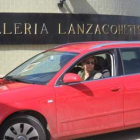 La alcaldesa de Luyego dirigiéndose a la reunión, a la que la prensa no estuvo autorizada a entrar