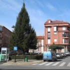 La plaza de Esteban Carro Celada ofrece a los paseantes un vistoso lugar para la estancia
