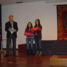 Celestino Pérez, con las tres estudiantes premiadas en el certamen literario.