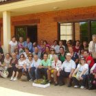 Los asistentes a la convivencia posan en las instalaciones de la Granja Escuela en Hospital.
