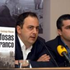 Los leoneses Emilio Silva y Santiago Macías, durante la presentación de la obra