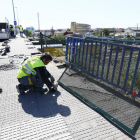 Operarios instalan las primeras pantallas de rejilla sobre el puente de la avenida de Portugal.