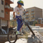 Toni Bou, a los 8 años, con su bici haciendo ya equilibrios sobre las rocas.