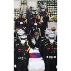 Militares surcoreanos cargan el féretro de un compañero.
