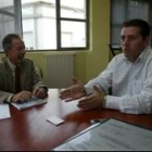 Jorge Marquínez, a la izquierda, escuchaba ayer al alcalde de Cacabelos, José Manuel Sánchez