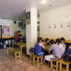 Interior del bar Ezpala, en Pamplona, donde ya han sido retiradas las fotos de etarras.