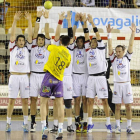 Un jugador del Füchse lanza un golpe franco sobre el Reale Ademar en el cruce de cuartos. javier
