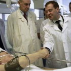 Medvédev y el alcalde de Moscú, Sergei Sobyanin, saludan a uno de los heridos.