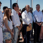 El alcalde de Lepe (Huelva),  Juan Manuel Gonzalez, y otras autoridades locales, ayer, durante una concentración por el asesinato de la joven Cristina Marín.