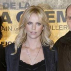 El actor José María Yazpik, Charlize Theron y el director mexicano Guillermo Arriaga, ayer en Madrid