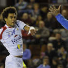 El lateral francés Adrien di Panda, en un partido con el Reale Ademar esta temporada.