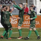 Los jugadores astorganos celebran el gol de Víctor que abría el camino de la victoria. JESÚS F. SALVADORES