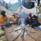 Un grupo de niños se calienta en una hoguera en el campo entre Bielorrusia y Polonia. LEONID SCHEGLOV